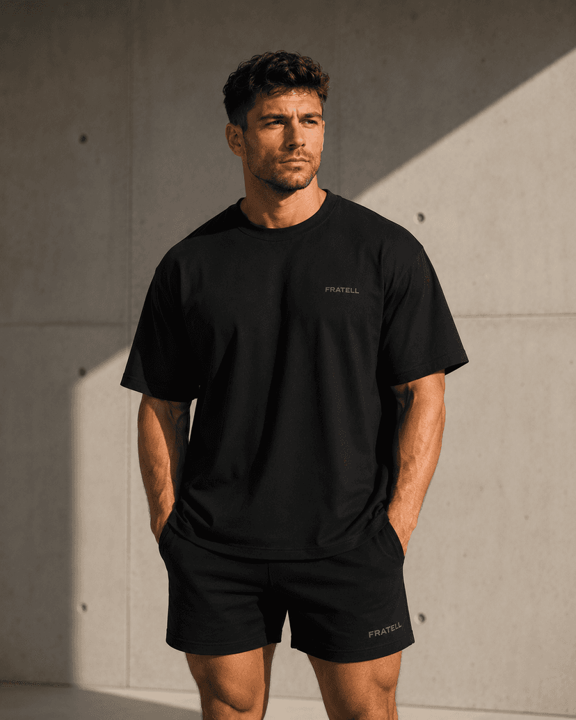 FRATELL Bundle Herren: Oversized Tee und Shorts in Schwarz am Model, Frontansicht