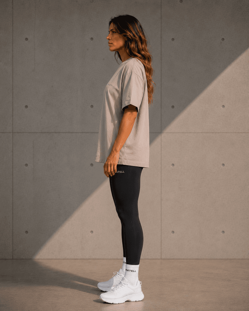 FRATELL Oversized Athletic Tee Damen Sand – im Gym getragen
