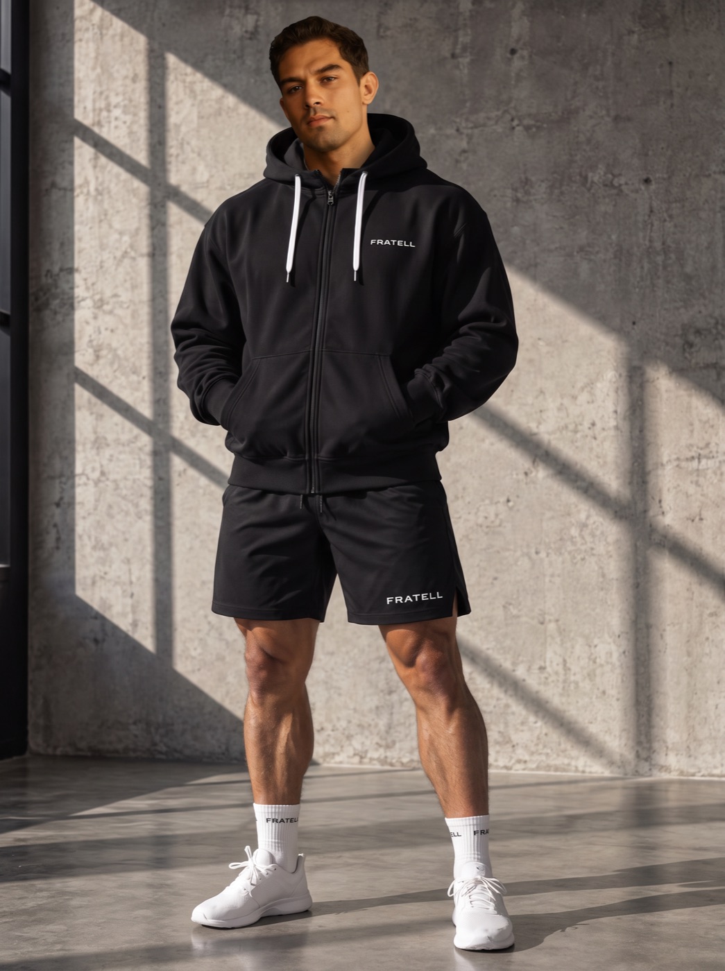Zip-Hoodie in Schwarz, geschlossen