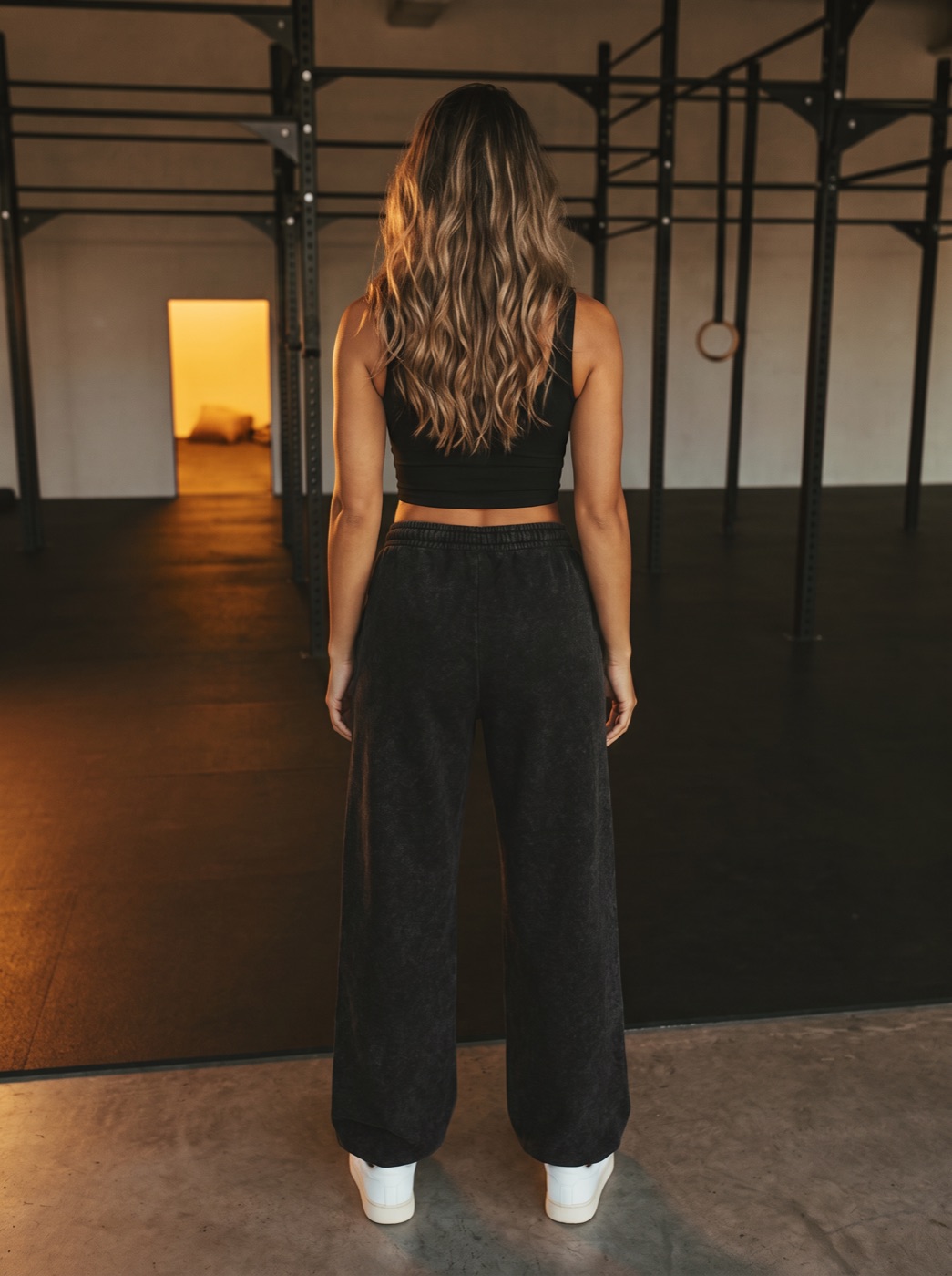 Wide-Leg Jogger in Schwarz von hinten