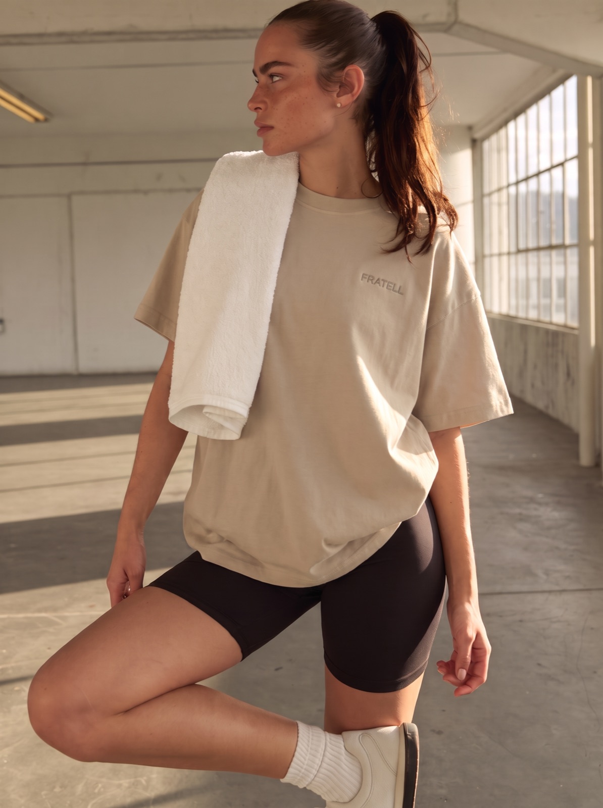 FRATELL Bundle Damen – Tee Beige am Model
