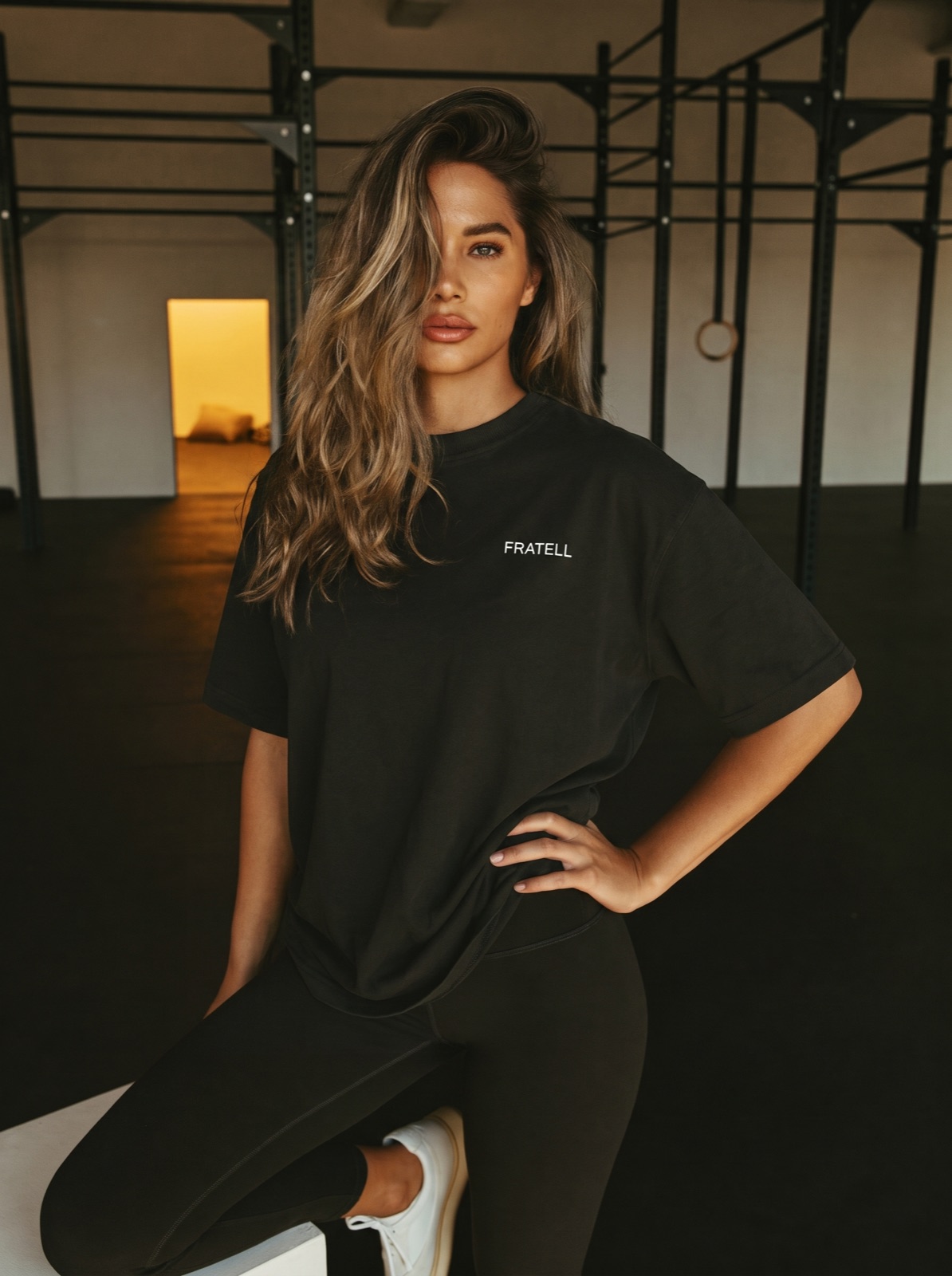 FRATELL oversized tee women black – on model in the gym